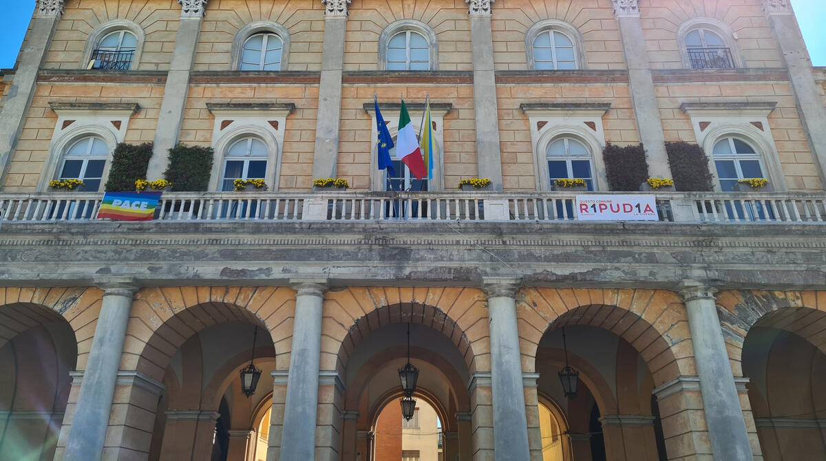 Santarcangelo pacifista, striscione in Comune: "Ripudiamo la guerra" -
