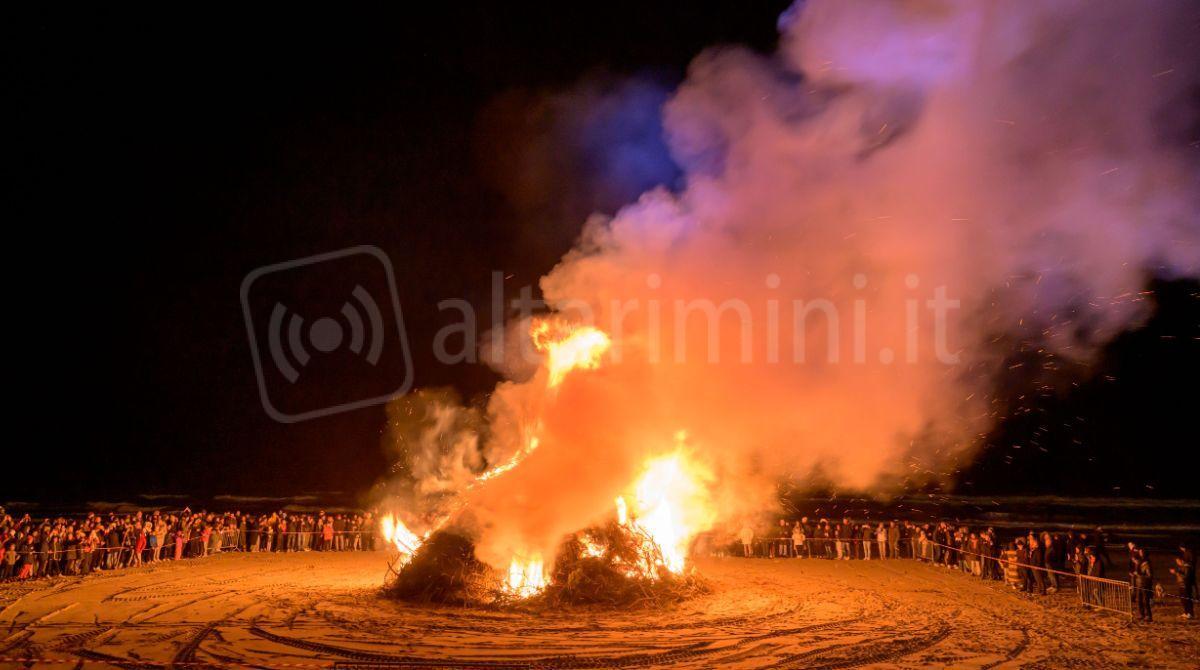 Il fuoco in spiaggia scalda la notte di Riccione: grande successo per la Fugaracia - Ph Casalboni