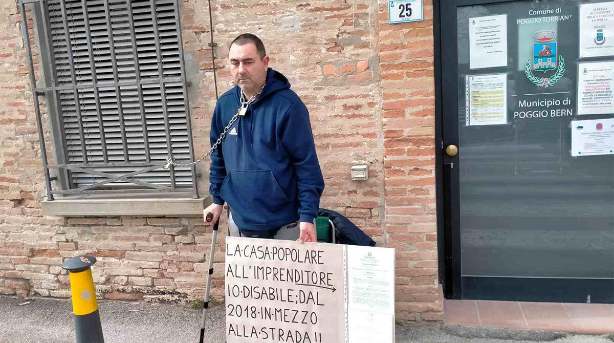 Poggio Torriana: protesta incatenandosi al Comune, "Voglio una casa popolare" -