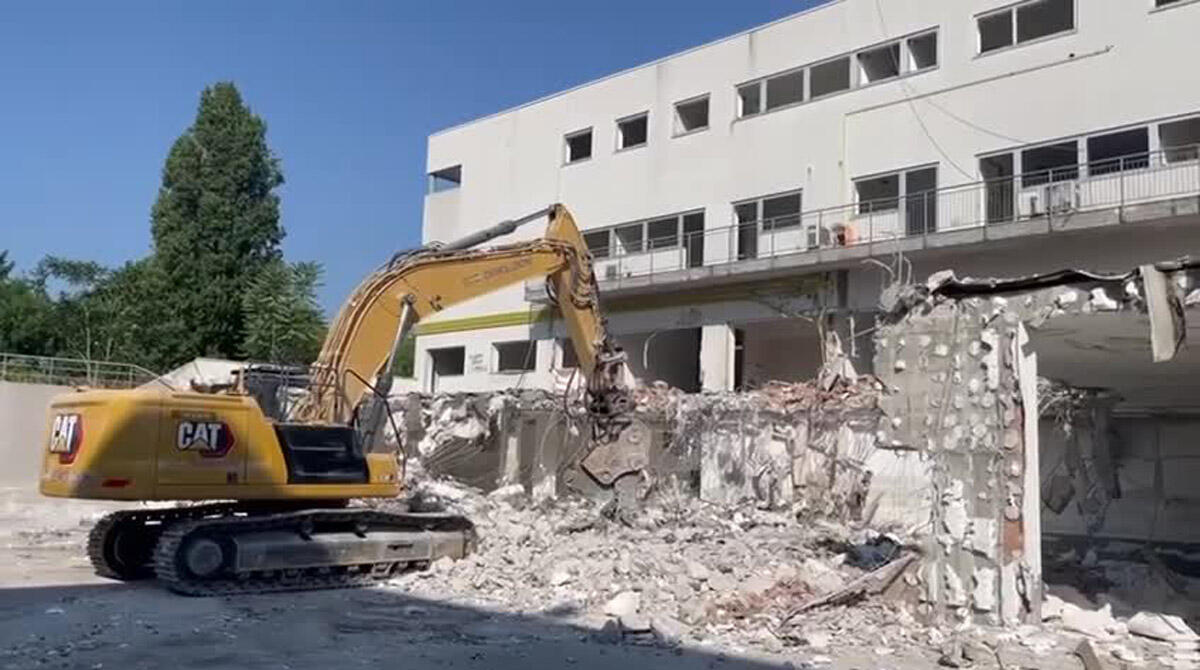 Ex Questura, demolizione in fase avanzata: intanto prosegue l'iter per il nuovo quartiere - Il cantiere di via Ugo Bassi
