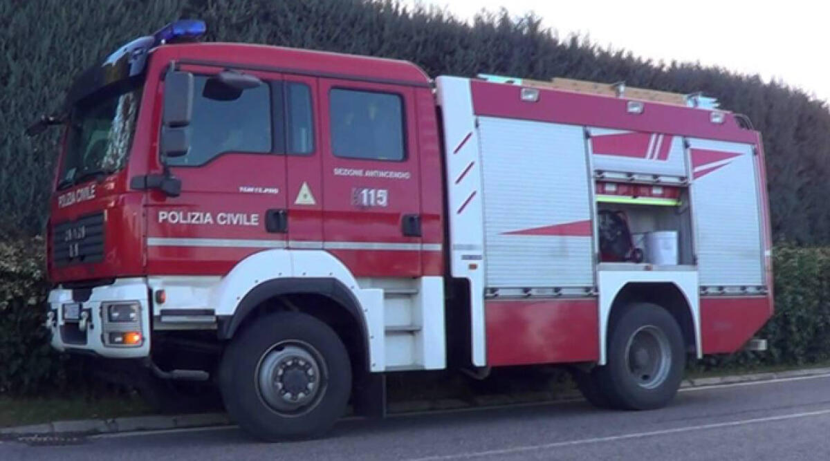 Incidente sul lavoro a Faetano: operaio cade da un camion e si ferisce - Mezzo antiincendio della Polizia Civile di San Marino