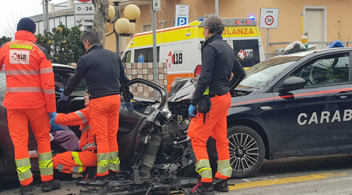 Rimini, scontro frontale tra un’auto dei carabinieri e una Citroën: paura e feriti sul lungomare - Il luogo dell'incidente