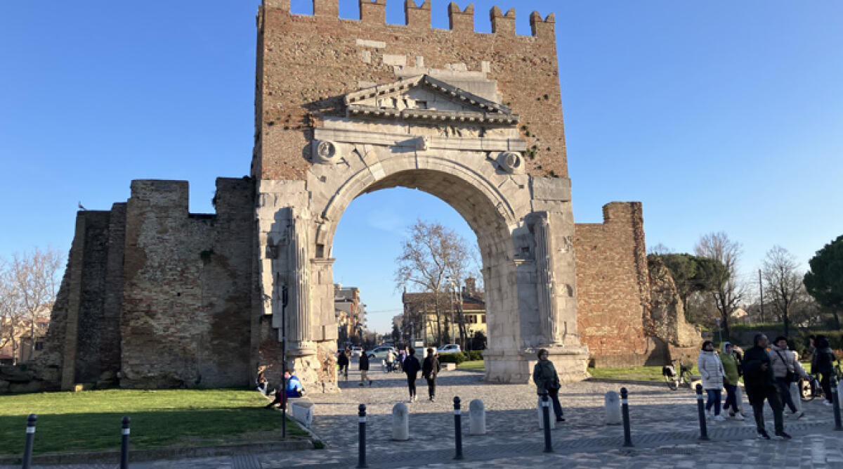 Arco di Augusto: sosta e illuminazione al centro del dibattito in Consiglio Comunale - Arco d'Augusto - PH Gioenzo Renzi