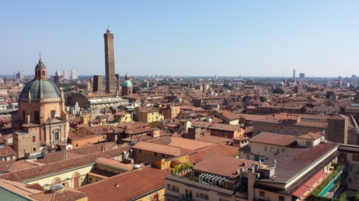 Bologna, studenti sul tetto contro tagli e riarmo - 