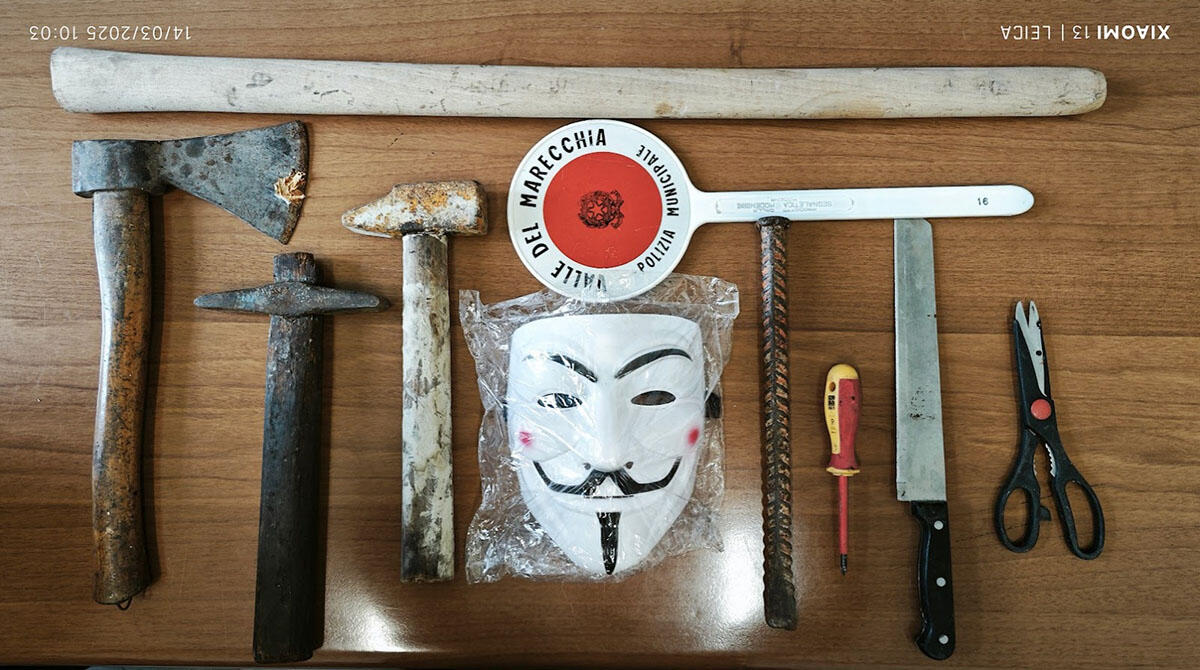 Gira in auto con ascia, oggetti da scasso e la maschera di V per Vendetta: denunciato - Gli oggetti sequestrati dalla Polizia Locale