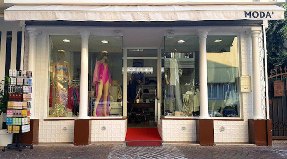 Truffa in boutique: finge di essere la moglie del proprietario del Pascià e scappa con 400 euro di vestiti - L'esterno del negozio