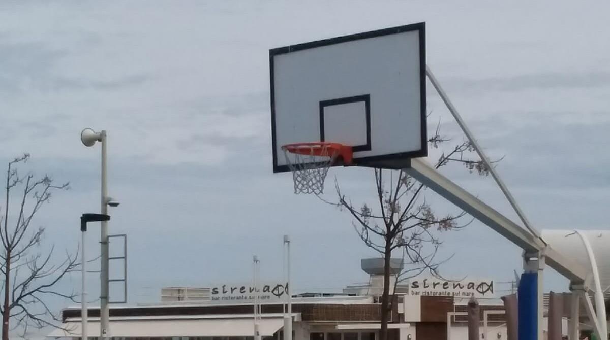 Giovani e sport: Riccione potenzia le aree verdi con nuovi impianti da basket - Canestri piastra polivalente Parco piazzale Aldo Moro