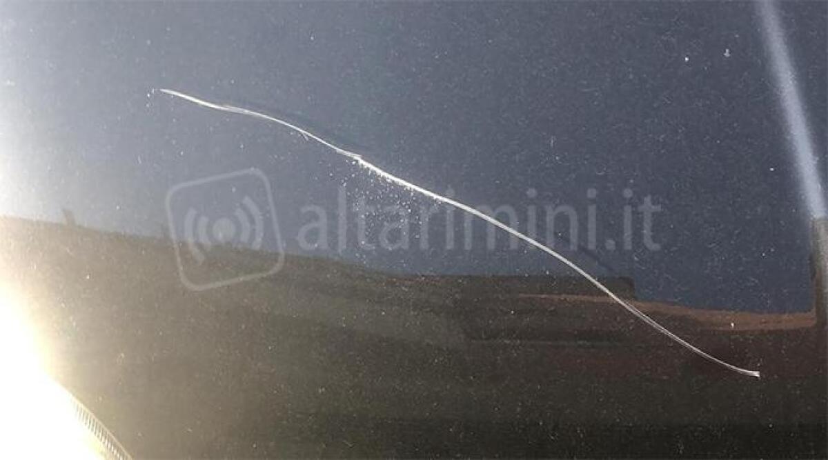 Rimini, incubo zona Grotta Rossa: auto vandalizzate e paura tra i residenti - Una delle auto rigate dai vandali