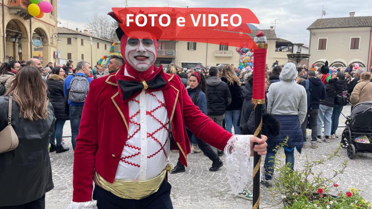 Carnevale di Novafeltria, che spettacolo: carri e sfilata di tante persone in maschera - Il Re Carnevale