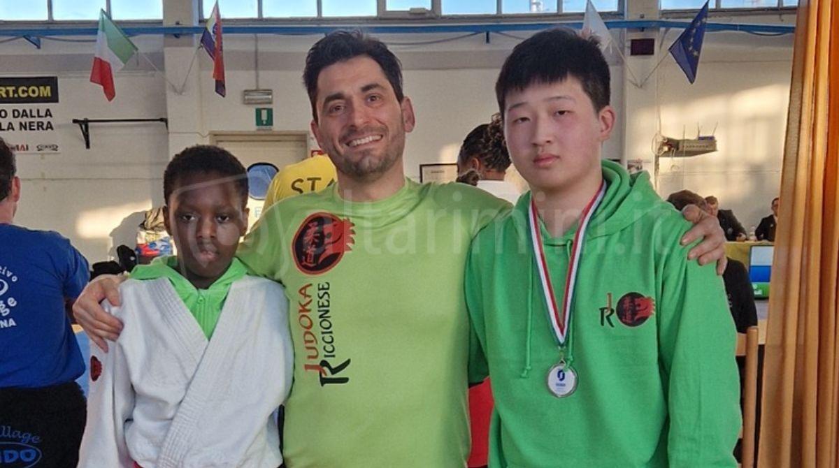 Trofeo Regionale Under 14: la Judoka Riccionese brilla a Castelmaggiore - il maestro Longo con, a sinistra, Badiane e a destra Lin