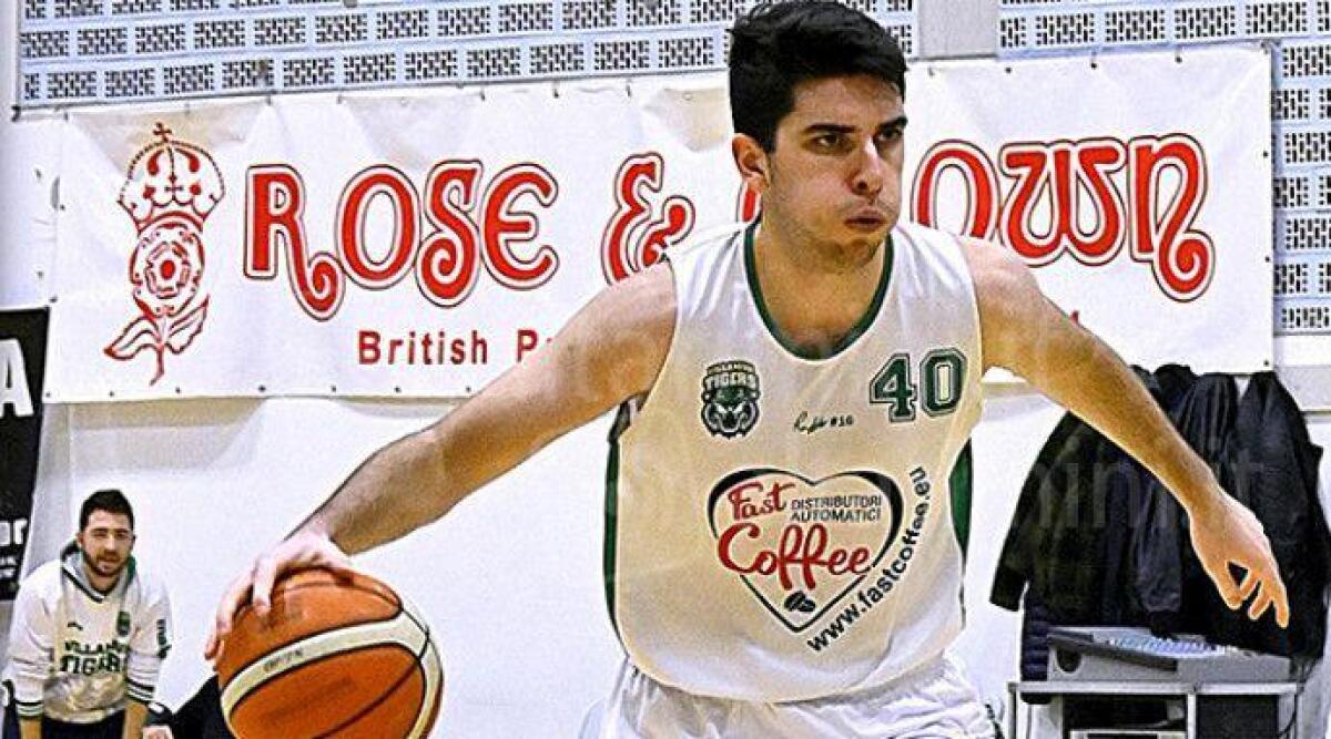 Basket Div.Reg., Tigers: Baricella la spunta a suon di triple (64-79) - Il lungo Bollini in palleggio (foto Alfio Sgroi)