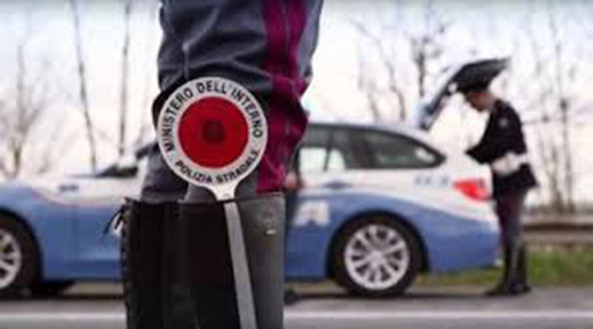Fa 'Ciao' ai poliziotti dall’auto: lo fermano, non ha mai avuto la patente - Foto di repertorio