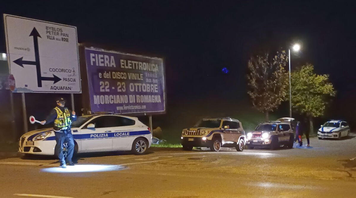 Folle inseguimento a Riccione: abbandonano l'auto rubata e fuggono a piedi nei campi - I controlli della Polizia Locale di Riccione