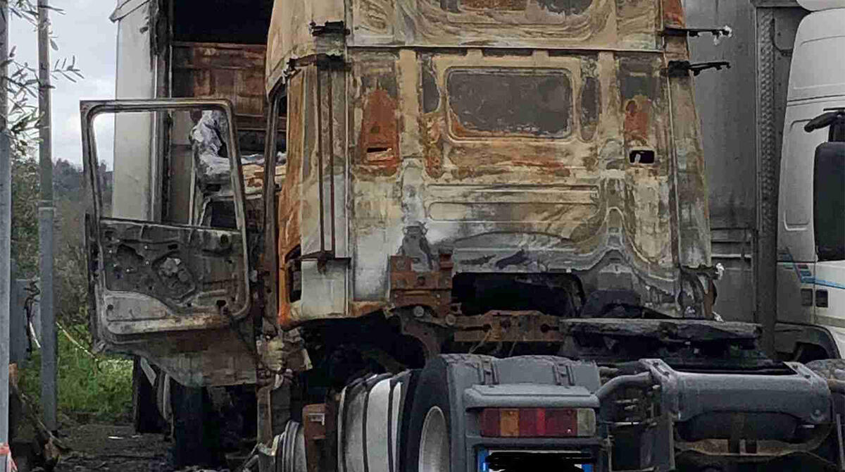 Rottami bruciati di camion nel parcheggio a Villa Verucchio: "Sono pericolosi, rimuoveteli" -