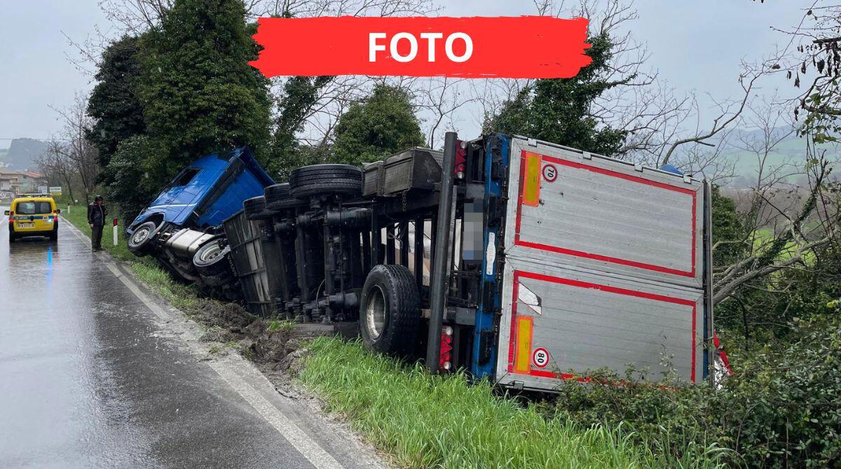Tir si ribalta, rocambolesco incidente sulla Marecchiese: strada bloccata - Le immagini dell'incidente avvenuto a Borgnano di Talamello