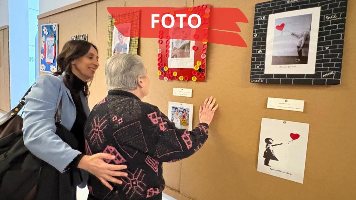 Anziani diventano protagonisti della fotografia: pose iconiche di cinema e storia dell'arte negli scatti in mostra a Rimini -