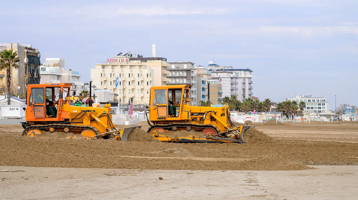 Riccione si prepara a brillare: spiagge, strade e verde pubblico pronti per Pasqua e primavera - Lavori alla spiaggia di Riccione, marzo 2025