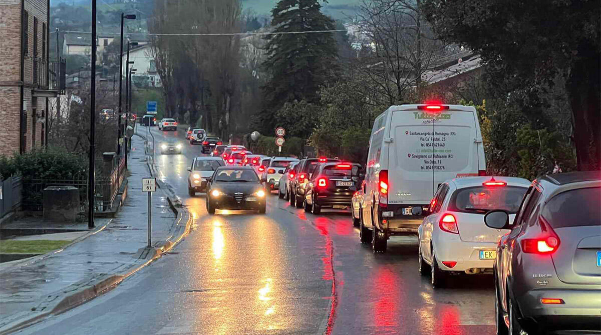 Caos strada Marecchiese, strada riaperta per 2 ore: poi nuovo stop - Il traffico a Secchiano dopo la chiusura del tratto fino a Campiano
