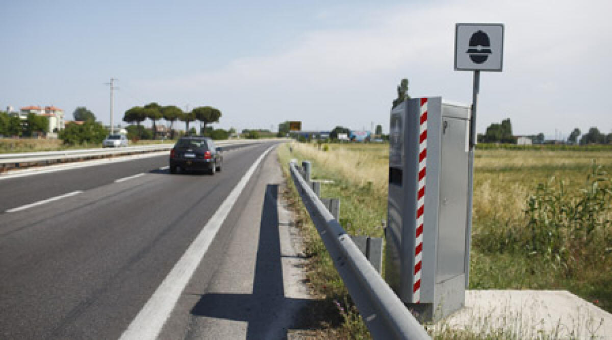 Multa per eccesso di velocità di 0,22 km/h: scoppia la polemica -