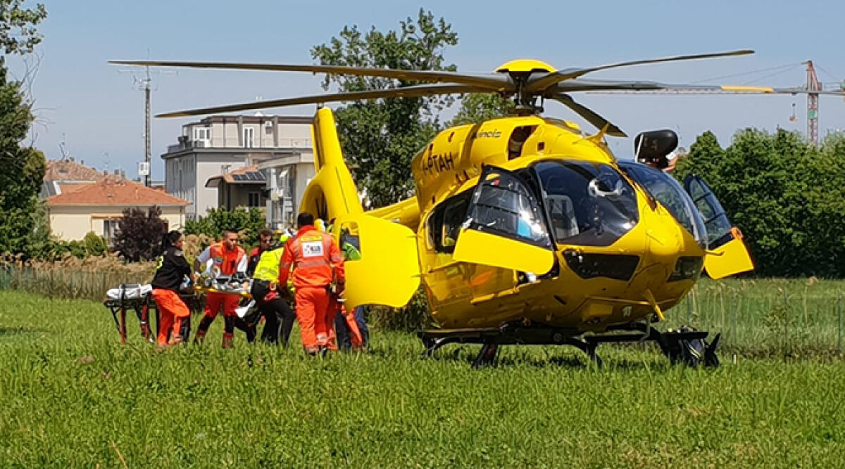 Grave infortunio in un'azienda nel Riminese: operaio perde tre dita della mano - Foto di repertorio