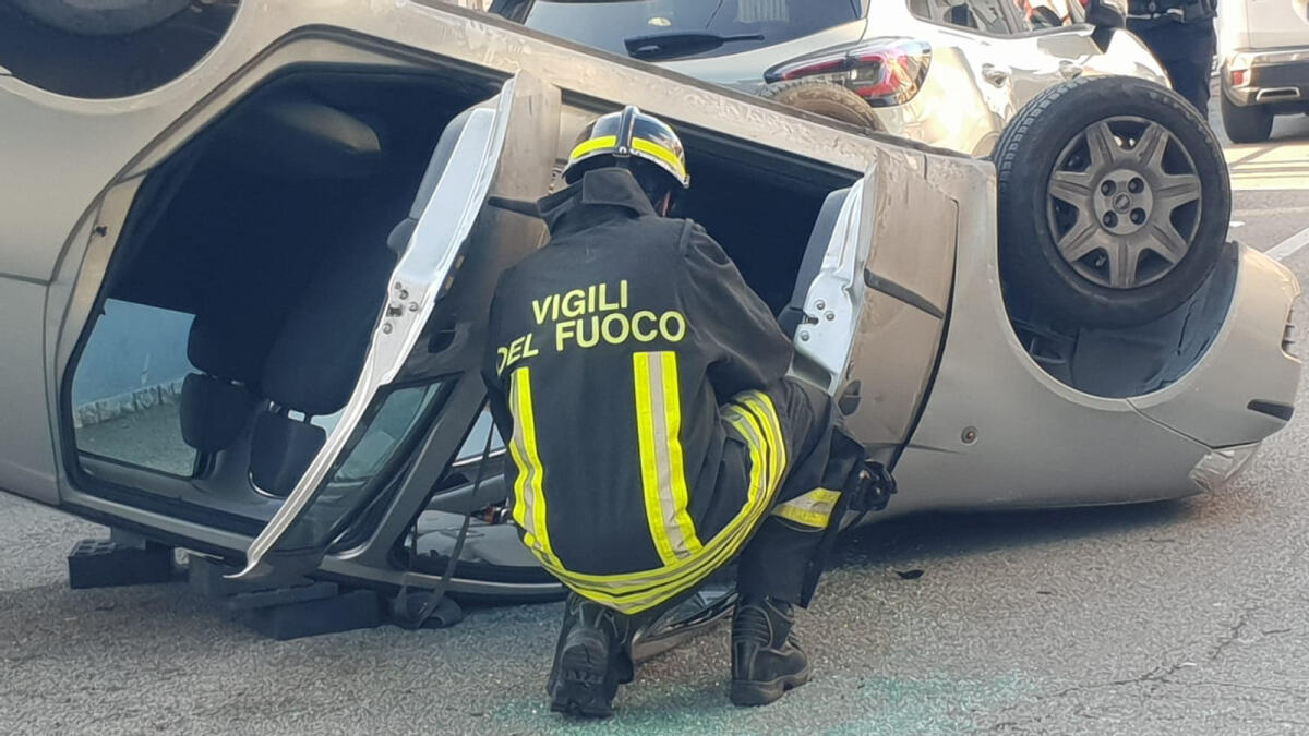 Rimini, si schianta contro un'auto e si ribalta: ferito in ospedale - Foto di repertorio