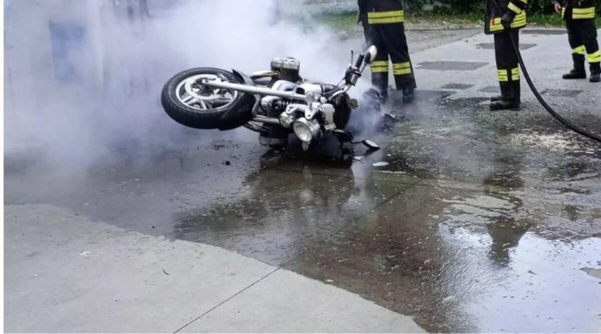 Moto in fiamme davanti a un negozio: danni alla vetrina e alle pareti - Foto di repertorio