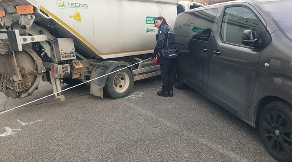 Camion dei rifiuti si muove da solo: operatore ecologico investito dal proprio mezzo - La polizia municipale sul posto