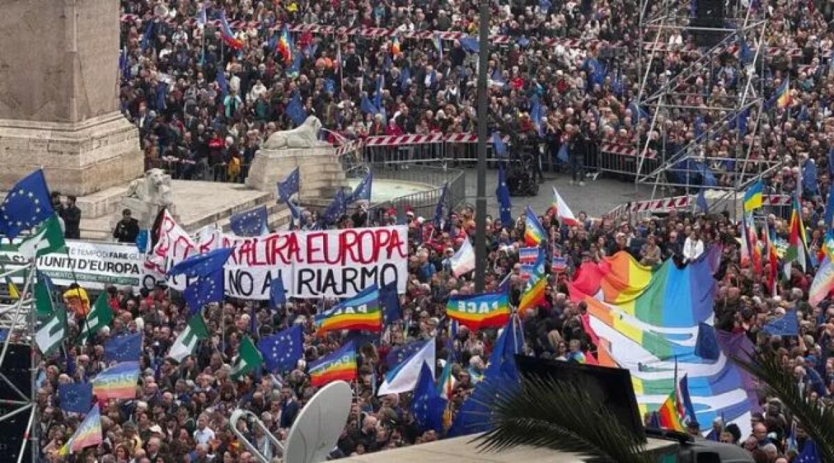In cinquantamila per l’Europa: Piazza del Popolo gremita, ma le divisioni restano - In 50mila in piazza per l'Ue, 'non perdiamoci di vista'. Ph Ansa