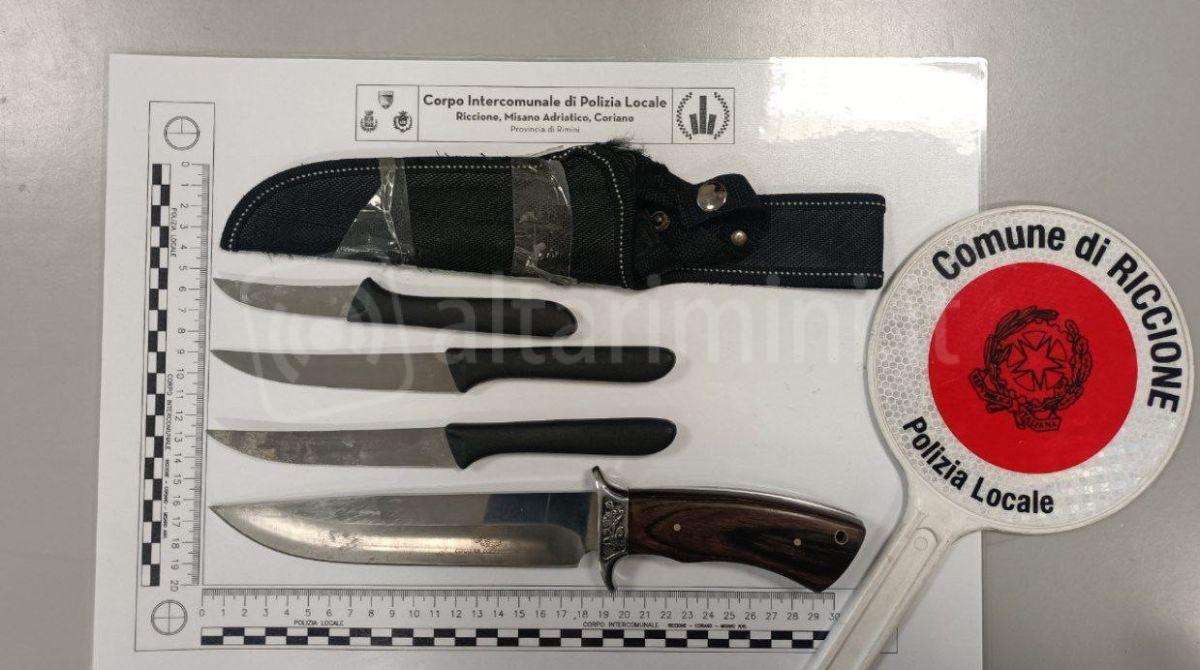 Alla guida di un camper con targhe false e patente sospesa: all'interno 4 coltelli da caccia -