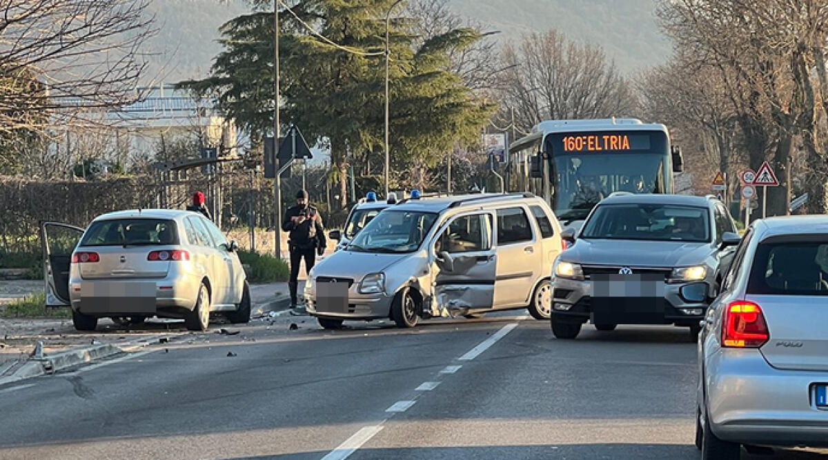Incidente sulla Ss 258 Marecchiese: scontro tra due auto a Secchiano, traffico rallentato - Foto di repertorio