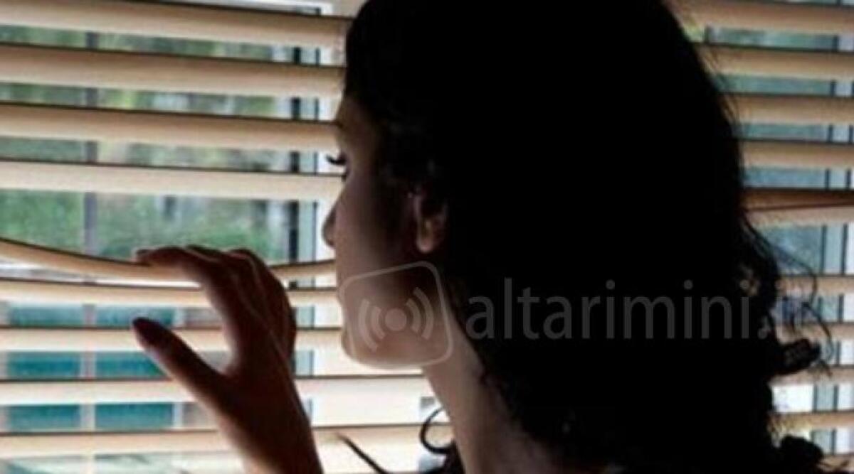 Violenza e stalking a Rimini, 33enne arrestato con coltello: chiesto il giudizio immediato -