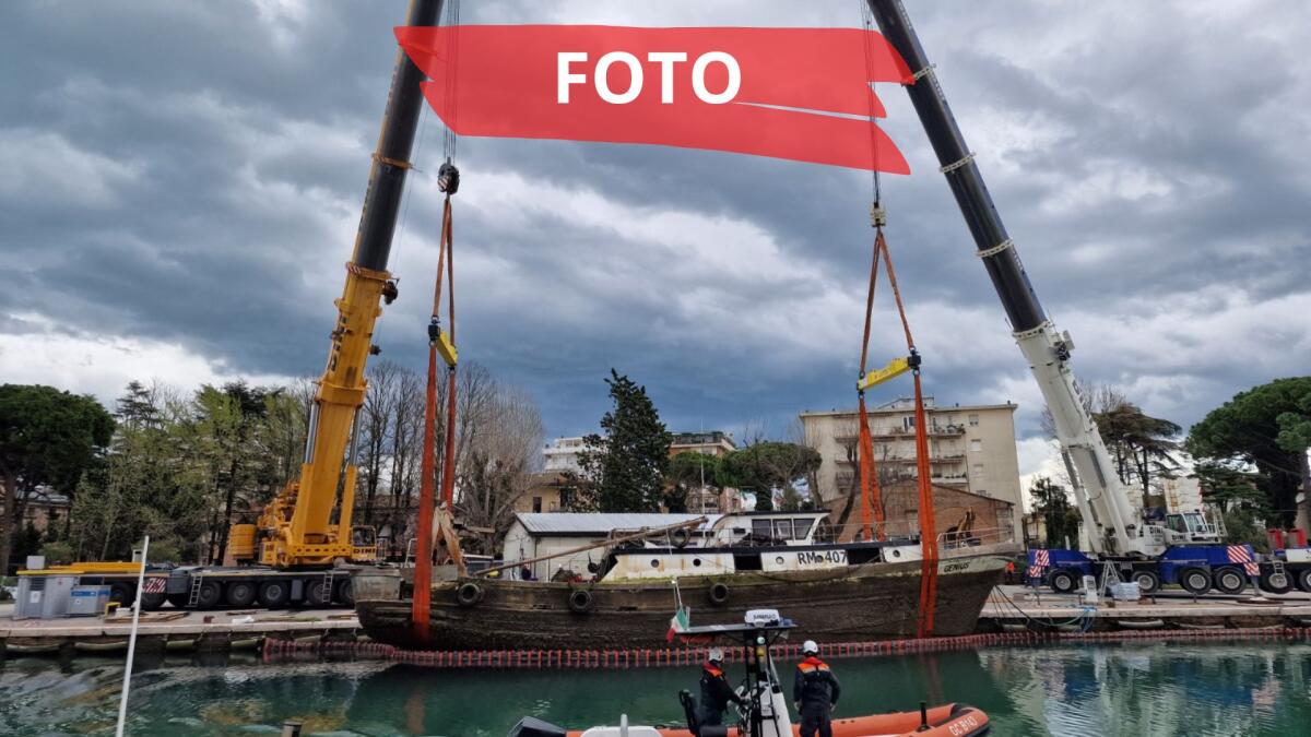 Rimossi i resti di un peschereccio dal canale del porto di Rimini, le foto dell'intervento -