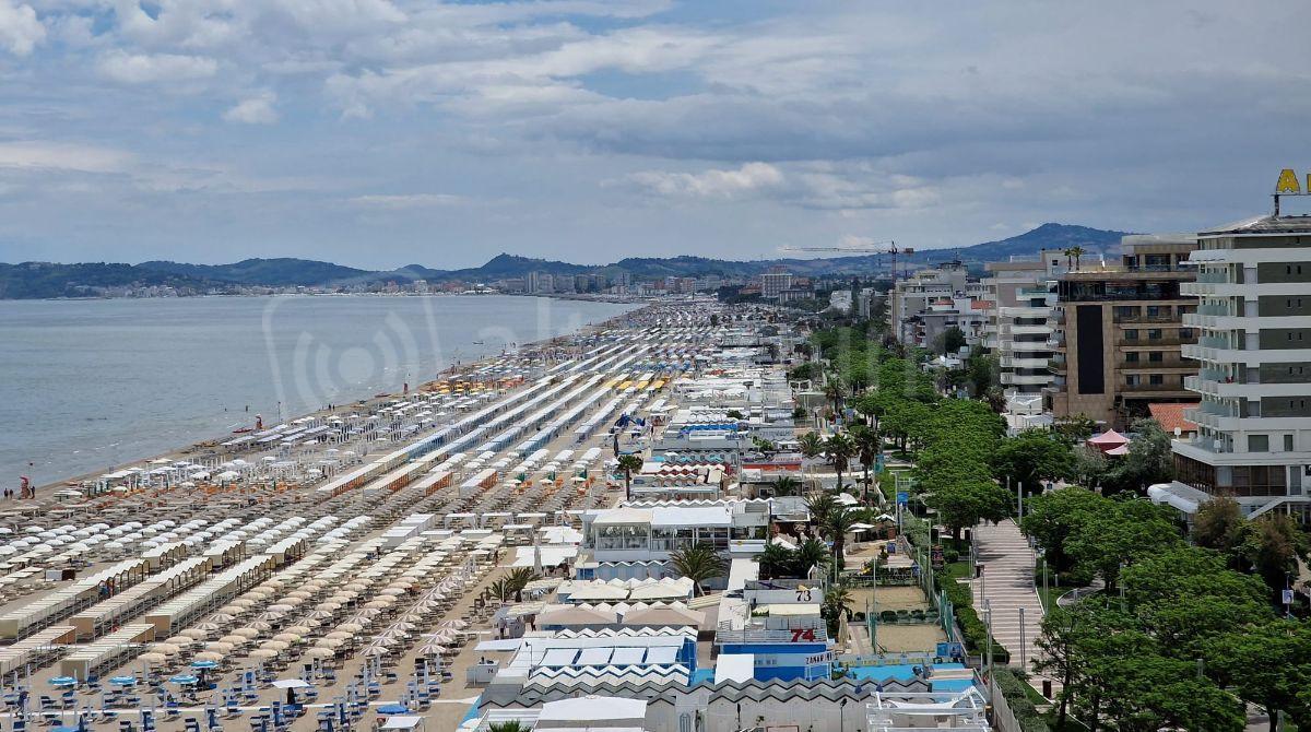 Riccione, quasi mezzo milione di euro per fare pubblicità su media nazionali: è polemica -