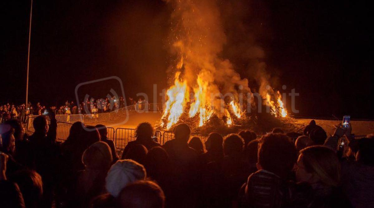La Fugaracia di Riccione: in piazzale San Martino il rito del grande falò - Ph Casalboni