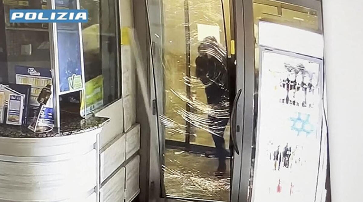 Terrore in centro storico: sgominata banda di giovani tunisini a Forlì - Una delle azioni della baby gang