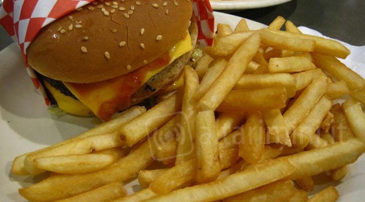 Sempre aperti a donare: McDonald's porta pasti caldi e solidarietà a chi ne ha più bisogno a Rimini -