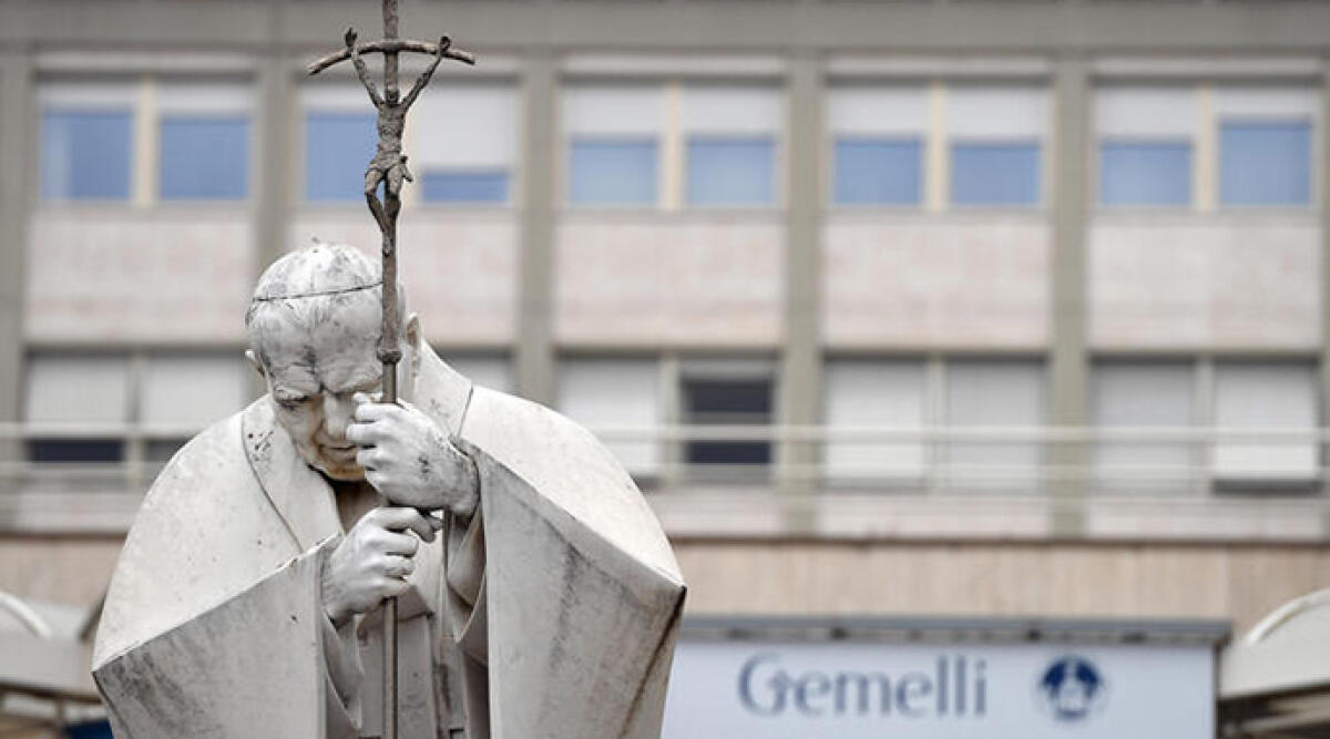 Il Papa migliora, ma resta sotto osservazione al Gemelli - Ansa