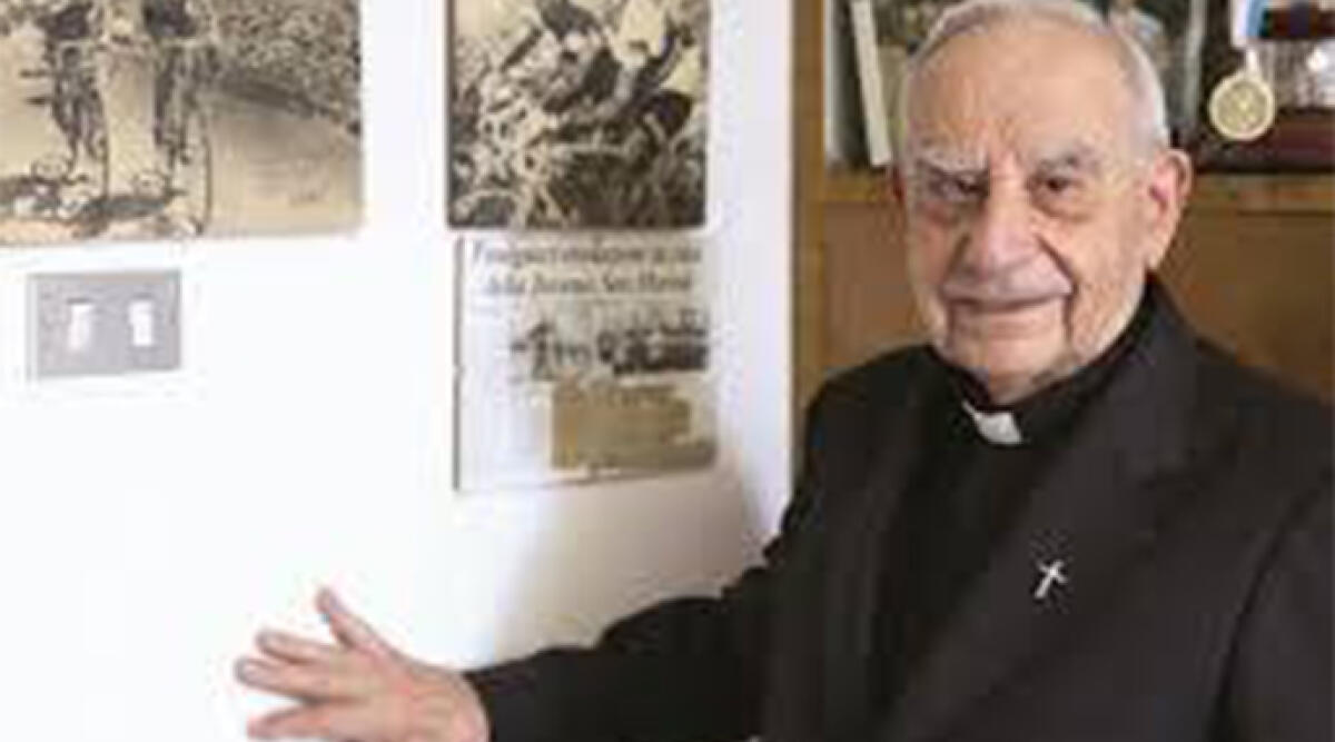 Addio Don Peppino, storico parroco di Serravalle: fondò la società sportiva Juvenes - Don Peppino PH JUVENES