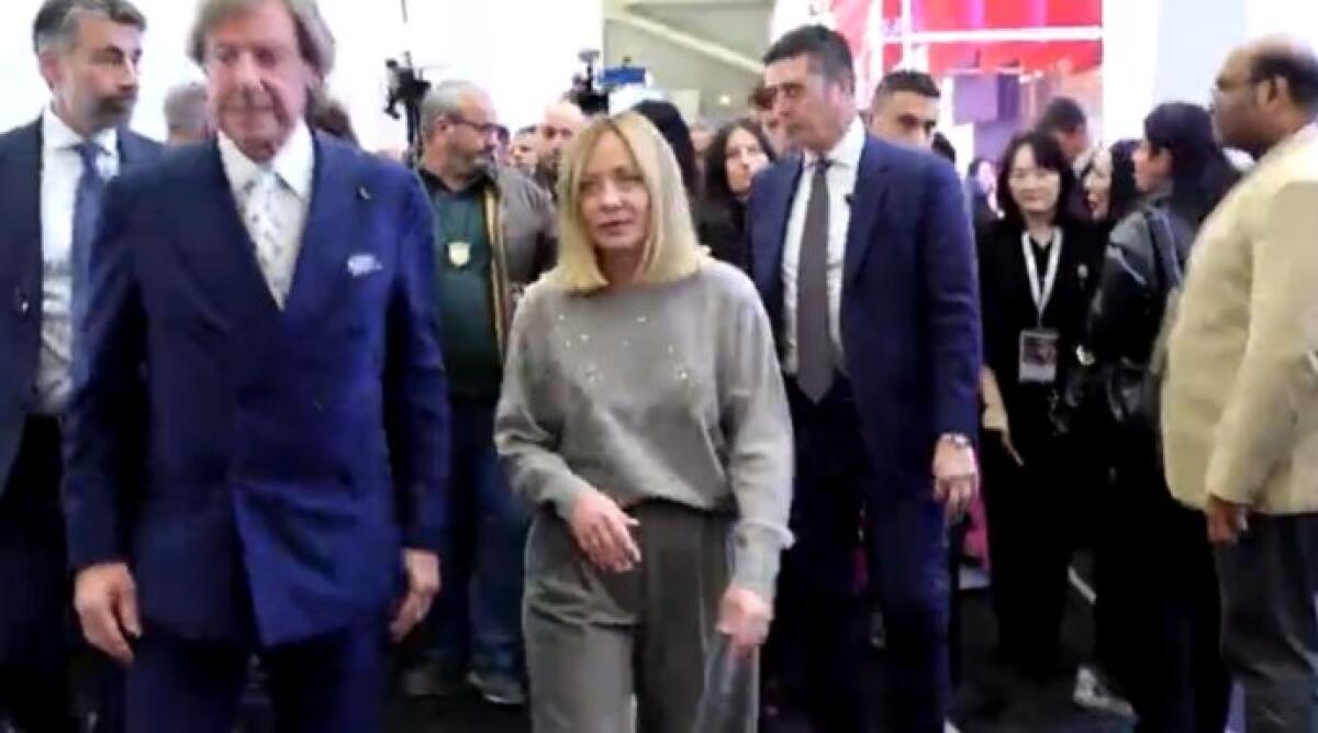 Meloni al Cosmoprof: visita a sorpresa e incontri politici - Fermo immagine video Ansa