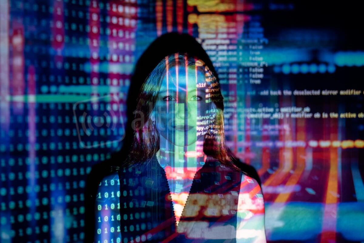 Facility management: come può aiutare l'industria 4.0 e quali sono le nuove prospettive - Photo by ThisIsEngineering on <a href="https://www.pexels.com/photo/code-projected-over-woman-3861969/" rel="nofollow">Pexels.com</a>