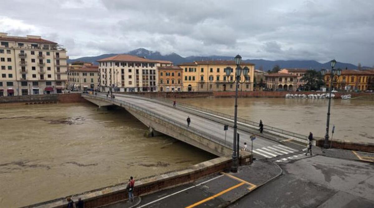 Allerta rossa confermata: criticità ancora alte in Romagna e Bologna - La piena del fiume Arno a Pisa. Ph Ansa