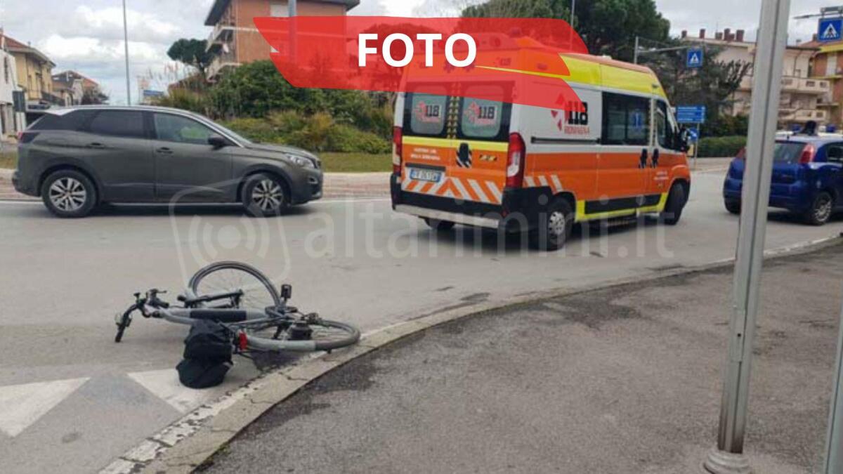 Rimini, incidente alla rotatoria: ciclista rovina sull'asfalto -
