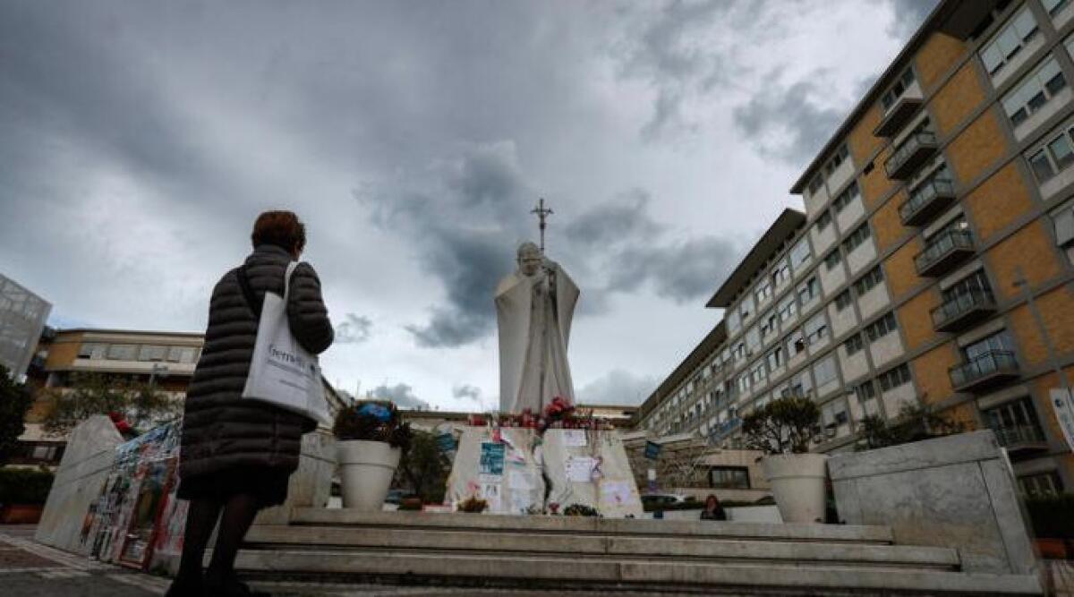 Papa Francesco, sciolta la prognosi ma resta ricoverato: prosegue le cure per la polmonite -