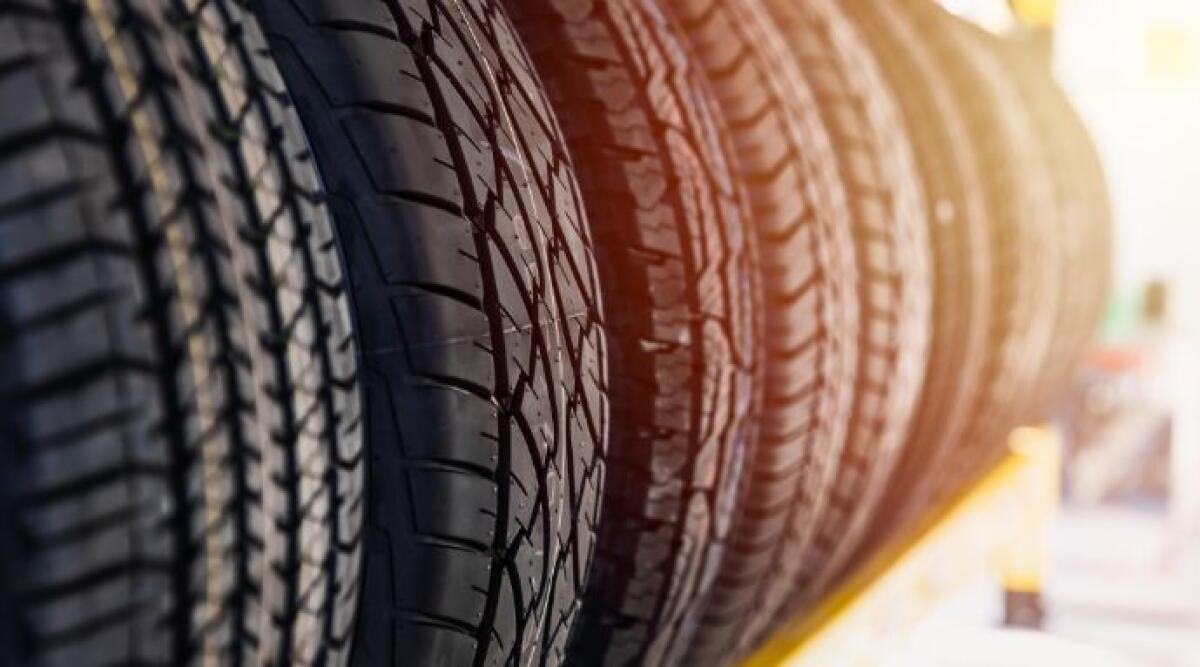 Obbligo pneumatici 2025: dal 15 aprile scattano le nuove regole, elevati costi per gli automobilisti -