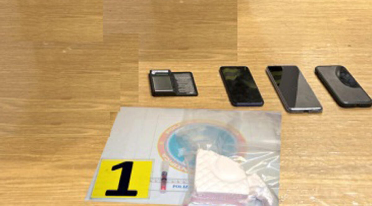 Corrieri della droga vanno in panne in autostrada: tentano la fuga a piedi, arrestati -