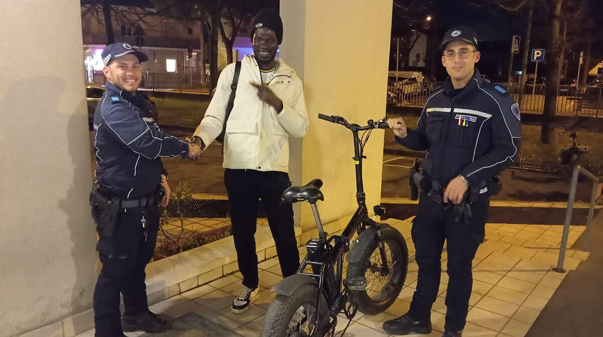 La bici era il suo unico mezzo: la gratitudine di uno studente senegalese agli agenti di Rimini - Lo studente senegalese ringrazia la Polizia Locale di Rimini