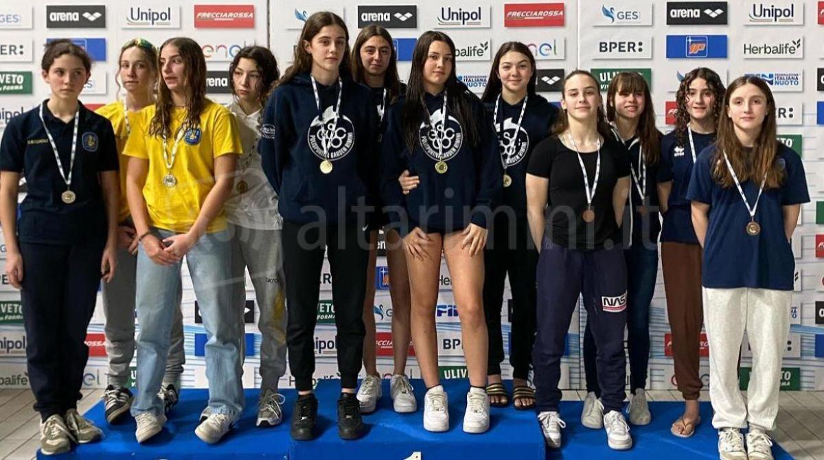 Nuoto, giovani campioni in vasca: vittorie e record per la Polisportiva Garden Rimini - Staffetta campione regionale 4x100 sl ragazze