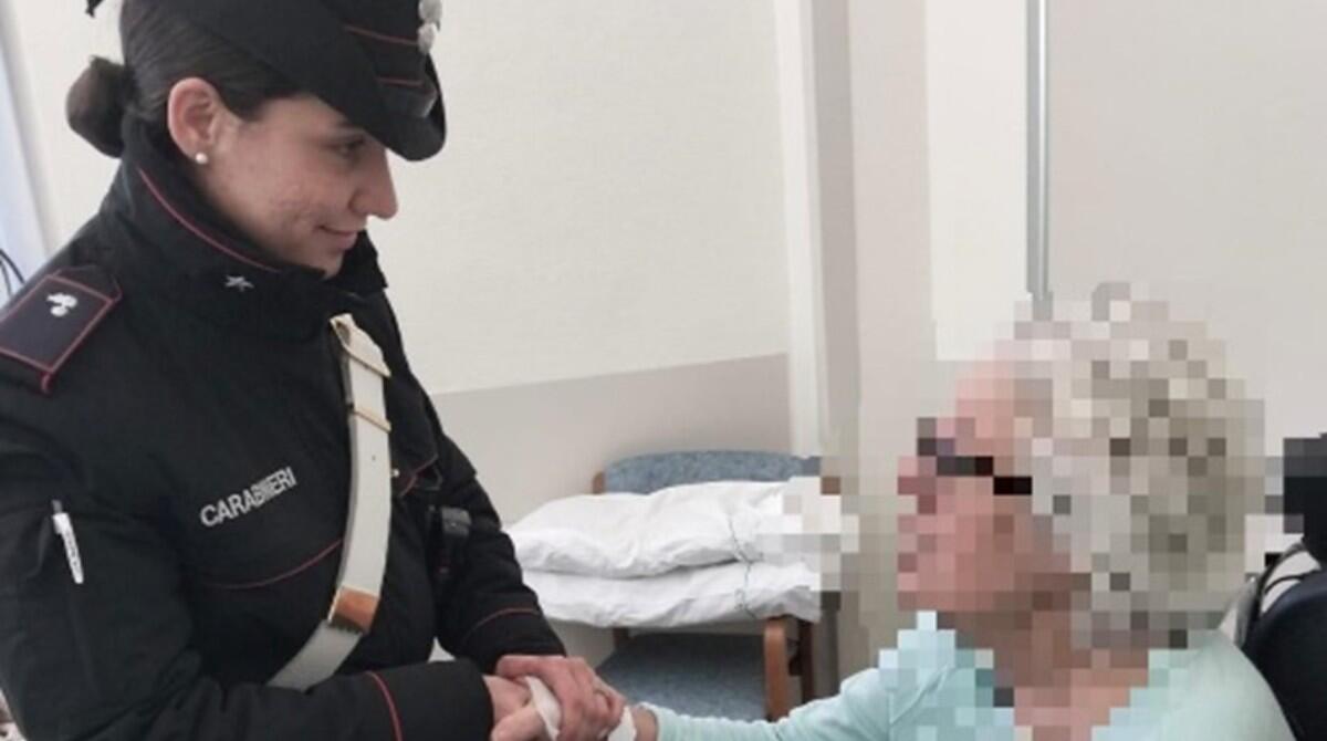 Novafeltria: anziana ricoverata chiama i Carabinieri perché si sente sola - L'assistenza dei Carabinieri alla donna in ospedale