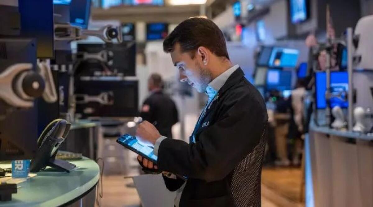 Tesla crolla, Borse in rosso: giornata nera per i mercati - Ansa