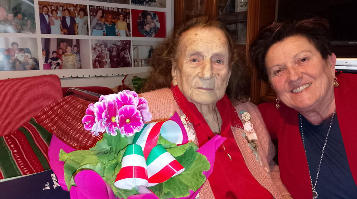 101 anni per Pierina Semprini, la “bidella di tutti” che ha fatto crescere generazioni di riccionesi - Pierina Semprini con l'assessora Marina Zoffoli
